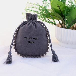 Pochette à bijoux en coton gris écologique faite à la main Logo personnalisé Sac cadeau à cordon de faveur de mariage biologique en gros de l'Inde - Product Image 1