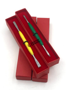 Empujador de uñas de diseño único profesional con mango de plástico amarillo y verde de acero inoxidable con instrumentos de belleza con logotipo personalizado - Product Image 3