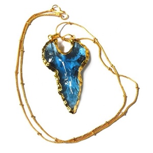 Collier en pointes d'arrows en verre aqua, pierres et cristaux, artisanat en cristal, type Keruzoret sculpté pour la guérison, du Gujarat - Product Image 1