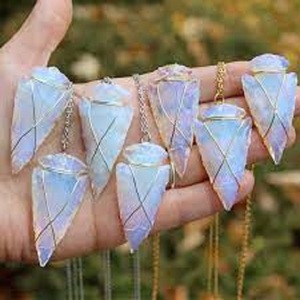 Beaux pendentifs en pointe de flèche enveloppés de fil d'opalite de cristal naturel de haute qualité - Product Image 2