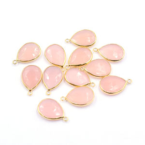 Pendentif en chalcédoine rose en forme de poire, serti d'argent, de 23 à 25 mm, avec bélière, plaqué or - Product Image 1