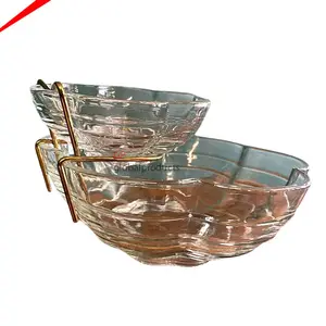 最漂亮的设计玻璃芯片和蘸碗，带金属支架的碗，用于餐桌中心