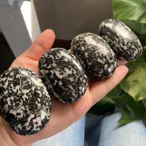 Piedras caídas de jaspe cebra, piedras preciosas pulidas de cristal para Reiki, equilibrio de Chakra de raíz curativa, Palma pulida de amor tallada a mano - Product Image 2