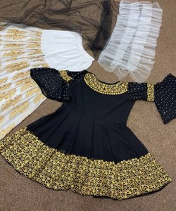 Rich Look Designer Saisonnable Collection Net Soie Gris Couleur Occasion spéciale Fantaisie Indien Femmes Porter Prix de gros en Surat Ethnique - Product Image 5