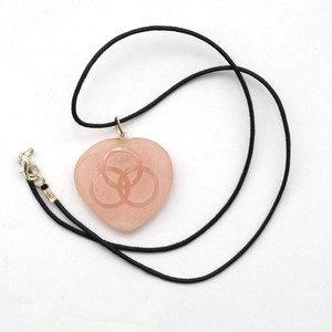 Comprar en línea colgantes de círculo de corazón de cuarzo rosa: colgantes de círculo de corazón de cuarzo rosa a la venta Colgante de Piedra curativa grabado - Product Image 1