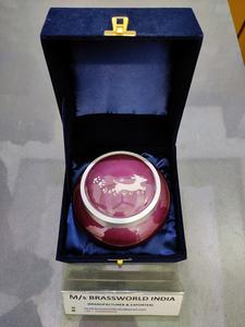 Urne américaine en aluminium peinte à la main en orange avec cœur pour la crémation des animaux de compagnie adultes Brassworld India Funeral Supplies - Product Image 3