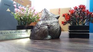 Urne funéraire pour cendres en laiton noir, motif chat assis avec boule, style américain - Product Image 4