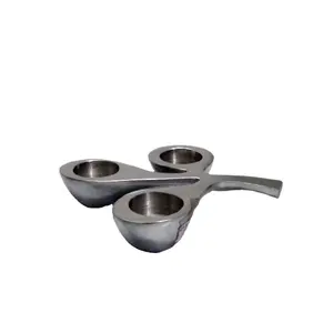 Portavelas decorativo de aluminio de diseño antiguo con diseño de 3 velas para decoración del hogar - Product Image 1