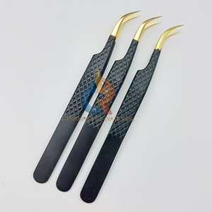 Pince à épiler d'isolation incurvée à pointe dorée et poignée en diamant noir avec logo personnalisé pour cils classiques naturels - Product Image 6