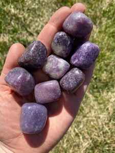 Pierre Roulée en Lépidolite Naturelle, Cristal de Guérison Feng Shui Reiki, Style Amour, Couleur Violette, Vente en Gros, Souvenir, Bijou en Pierre Précieuse - Product Image 3