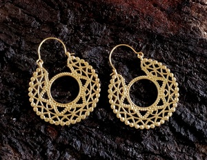 Venta al por mayor a granel Simple moda Color oro aro pendientes nuevo liso redondo impermeable latón joyería para bodas - Product Image 1