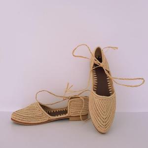รองเท้าแตะแบนใน Raffia - Product Image 1