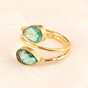 Bague en quartz apatite double pierre précieuse de créateur faite à la main bande texturée réglable goutte de poire à facettes avant diamant bijoux à bande mince - Product Image 3