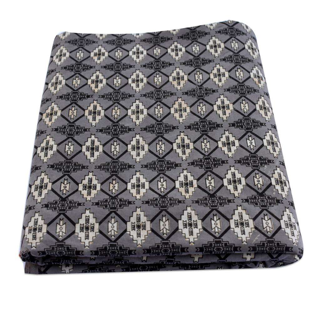 สีเทาเข้ม