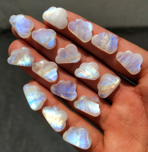 Collier en pierre de lune arc-en-ciel en forme de croissant, cabochon en pierre précieuse naturelle |   Pierre ronde sculptée en malachite, bijoux gris chatoyant - Product Image 1