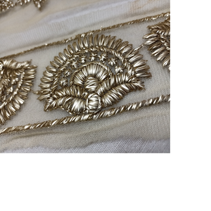 Encajes étnicos indios hechos a medida, bordados a máquina, dorados, diseño abstracto, surtido de tamaños y colores para vestidos de boda - Product Image 1