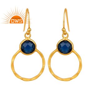 Boucle d'oreille martelée or et argent, bijou de styliste, pendentif rond, en corindon bleu, pierre précieuse - Product Image 1