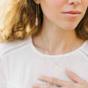 Pendientes de plata de ley 92,5 con lápiz de Esmeralda Natural pulida, joyería de piedra de nacimiento, regalo para mujer - Product Image 2