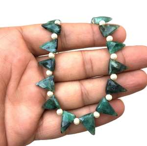 Buena calidad 1 hebra piedra preciosa Esmeralda verde Natural 22 piezas cuentas en forma de triángulo facetado Fopr fabricación de joyas al por mayor - Product Image 3