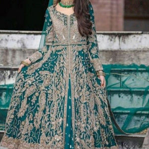 Designer indien 2022 Wedding Wear Veste de travail brodée Resham et Zari avec soie et coton Lehngha - Product Image 1