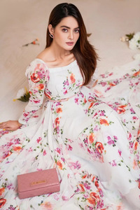 ชุดเดรสลายดอกไม้สีขาวคลาสสิกจากผ้าจอร์เจตท์เนื้อนุ่มพิมพ์ลายดอกไม้ดิจิทัล ทรงเข้ารูปและบานออกช่วงล่าง ชุดเดรสยาวสำหรับผู้หญิง - Product Image 2
