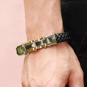 Pulsera de Cuero Genuino con Incrustaciones de Fibra de Carbono de Color Dorado Trenzado Grande y Personalizado para Hombres y Niños - Product Image 6