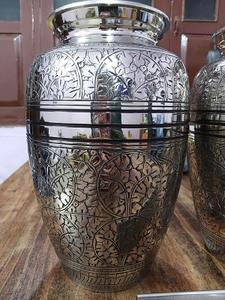 Urnes de crémation entièrement gravées en laiton nickelé, fournitures funérailles, brasworld inde - Product Image 4