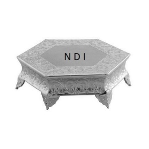 Support à gâteau en aluminium avec finition argentée antique, design embossé fait main, support à gâteau en métal, support de service pour cupcakes - Product Image 1