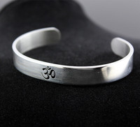 Acier inoxydable Namaste Aum Ohm Om Gravure Manchette Bracelet Bracelet pour Hommes Femmes OM Symbole Hindou Hindouisme Yoga Bijoux Cadeau