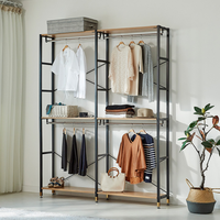 Système d'organisation de rangement suspendu pour dressing avec étagères en bois et cadre en métal noir, armoire extensible moderne pour salon
