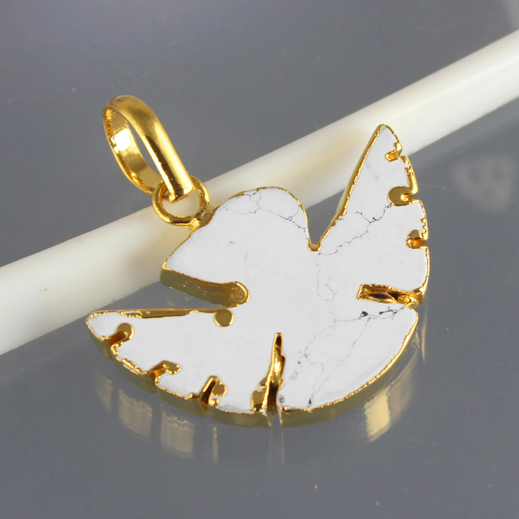 ホワイトハウライトターコイズストーンイーグル鳥の形のデザイン動物電気メッキ真鍮石チャームペンダント