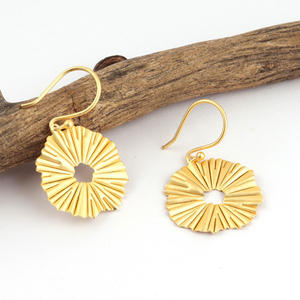 Qianzeva — boucles d'oreilles en laiton plaqué or mat pour femmes, nouveaux modèles, breloques de styliste, boucle d'oreille pendante - Product Image 3