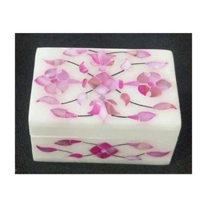 Caja de Joyería Hecha a Mano de Mármol Blanco Natural, Rectangular, Pulida, con Diseño Floral de Imitación Antigua, Origen India, para Regalos - Product Image 1