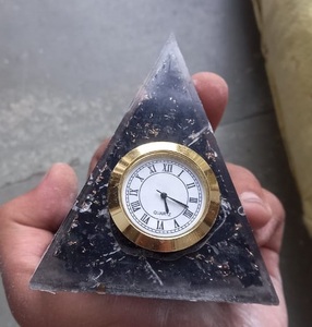 ชิปนาฬิกาตั้งโต๊ะ Orgone ทรงพีระมิด,หินคริสตัลหลายก้อนอัญมณีดิบธรรมชาติหินอัญมณีนำโชค1สี - Product Image 2