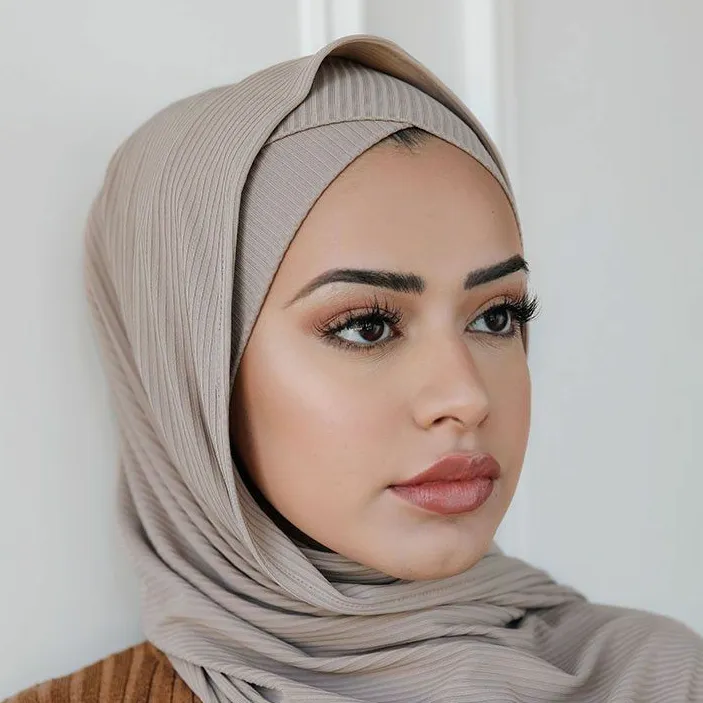 Cruz frente camisa com nervuras sob lenço muçulmano hijab mulheres cap