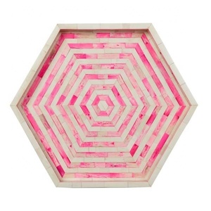 Bandeja Decorativa Hexagonal de Madera con Diseño Geométrico Moderno Hecha a Mano con Forma de Cuerda y Colores Personalizados para Uso Doméstico en India - Product Image 1