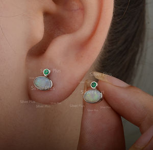 Boucles d'oreilles minimalistes en or blanc massif 14 carats avec opale de feu naturelle et émeraude de l'Inde productibles en 10 carats/18 carats - Product Image 4