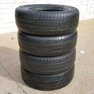Pneus de voiture d'occasion en provenance d'Allemagne avec une garantie de six mois - Product Image 1