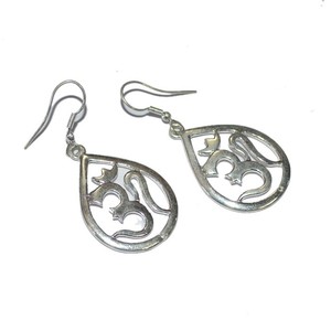 Boucles d'oreilles avec charme Om en cristal d'agate - Design classique, religieux hindou - Product Image 1