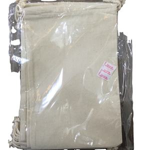 Sac à cordon moyen en coton avec logo personnalisé sérigraphié en soie pour la lessive et le shopping avec motif de lettres - Product Image 1