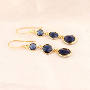 Boucles d'oreilles pendantes à trois pierres précieuses, coupe ronde, iolite, quartz bleu, boucles d'oreilles faites à la main, sertissage en or 18 carats, légères - Product Image 2