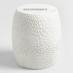 Table d'appoint de canapé ronde en métal blanc artisanal de créateur Mobilier de salon Table basse et d'appoint et Table de chambre à coucher Mobilier - Product Image 3