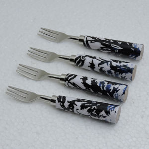 Ensemble de 4 fourchettes faites à la main de meilleure qualité en acier inoxydable brillant et poignée en résine au design unique pour la vaisselle de mariage - Product Image 6