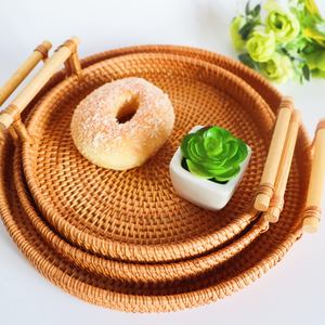 PLATEAU DE SERVICE ROND EN ROTIN DU VIETNAM AVEC POIGNÉES/PLATEAU ALIMENTAIRE ROND EN ROTIN BRUN DE HAUTE QUALITÉ/Mme Laura - Product Image 1