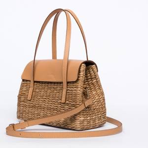 Bolso de mano de paja hecho a mano para mujer, bandolera de algas marinas con correas de cuero y solapa - Product Image 2