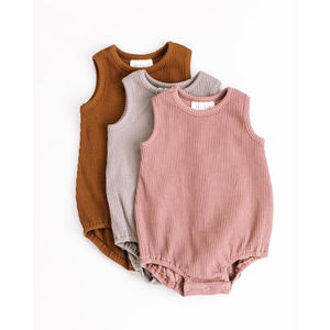 รอมเปอร์ของเด็กทารกผ้าฝ้าย100% แบบกำหนดเองสีดำพิมพ์ลายแบบแตกต่างกัน - Product Image 1