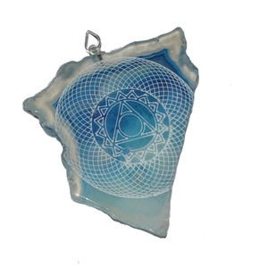 Artisanat en pierre de cristal Pendentifs en tranche de chakra de gorge gravés Artisanat en pierre semi-précieuse - Product Image 1