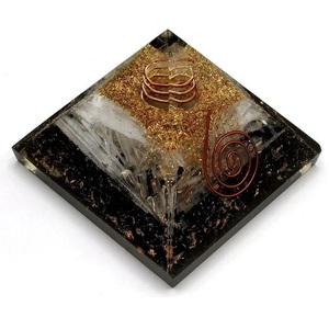 Vente en gros Tourmaline noire et sélénite Orgonite Pyramides en pierre semi-précieuse Artisanat Pyramides en cristal à vendre - Product Image 4