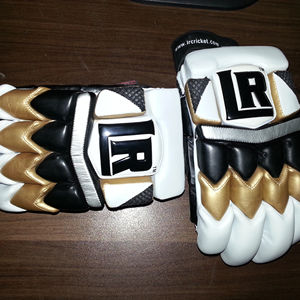 Gants de frappe de cricket professionnels en cuir Pittard pour une protection élevée et un économiseur de doigts - Product Image 1