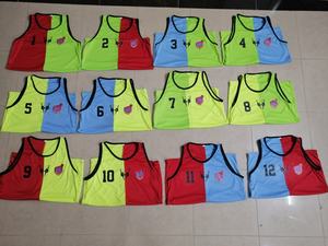 Baberos deportivos y chaleco de entrenamiento con estampado de ropa de fútbol personalizada de alta calidad - Product Image 3